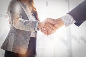 Poignée de main professionnelle pour favoriser le travail d'équipe en entreprise