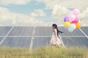 Kind mit einer Zukunft in den Bereichen alternative Energien und nachhaltige Energie.