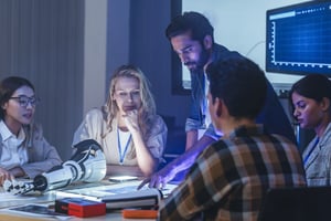 Ein vielfältiges Team aus Ingenieuren und Designern arbeitet zusammen