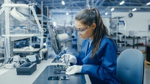 Pekerja Pabrik Elektronik di Fasilitas Pabrik Berteknologi Tinggi