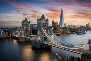 英国・ロンドンのタワーブリッジとスカイライン