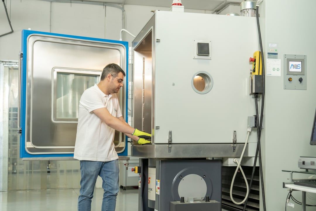 Climatic and vibration combined testing laboratory