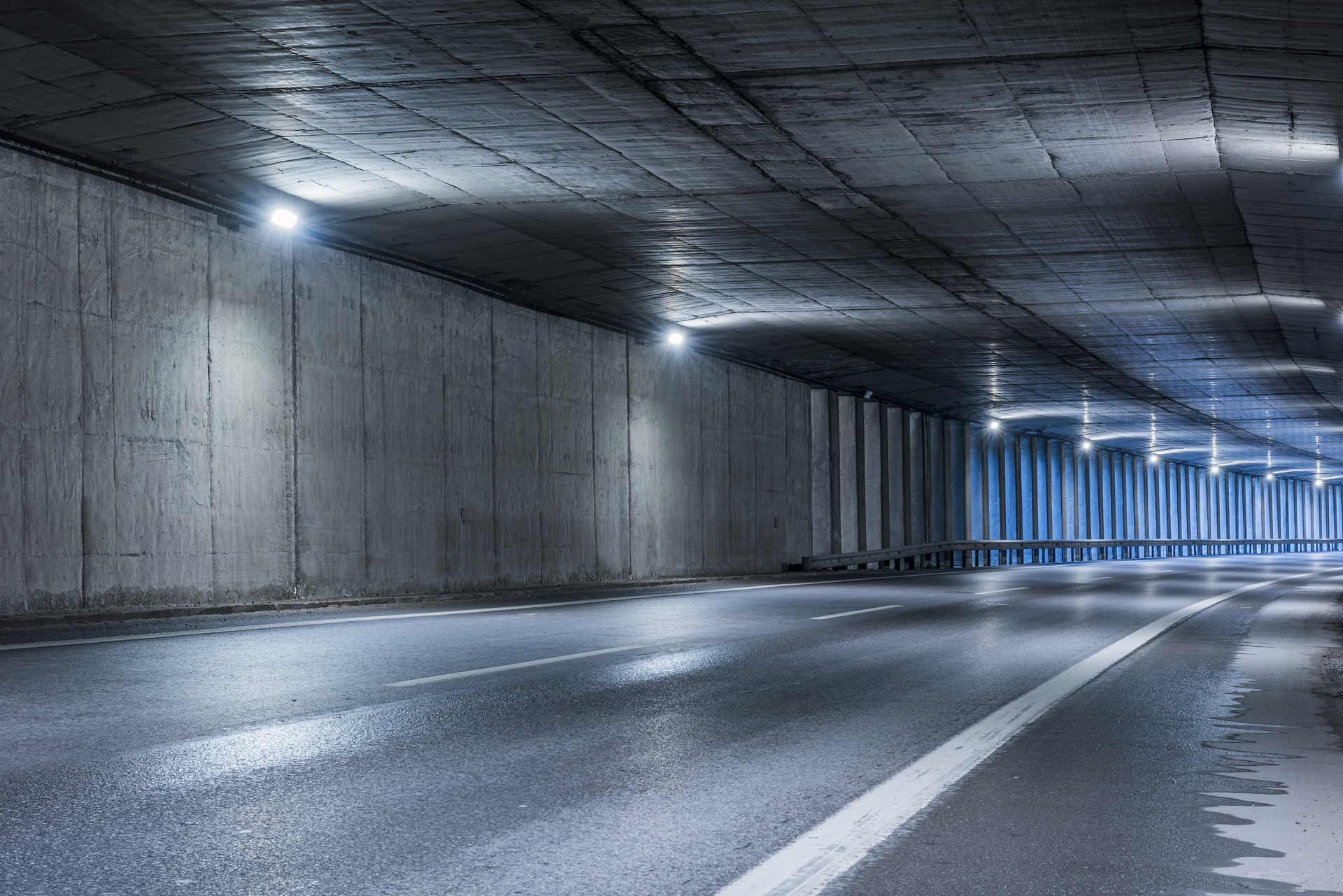 Highway_tunnel._Interior_of_an_urban_tunnel_without_traffic