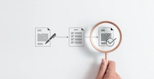 Icône représentant une loupe focalisée sur un document à valider, sur fond blanc, pour un workflow de processus métier