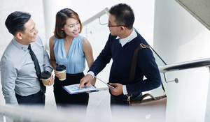 Vietnamese business people discussing the 2025-2026 Product Quality Reforms 