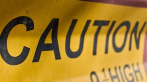 Cartello di avvertimento che indica un'area di pericolo in un cantiere