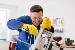 Jeune ingénieur portant des lunettes de protection et des gants