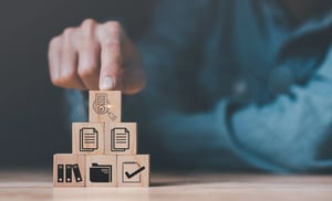 「人間の手、木製ブロック、アイコン」、事前承認による品質評価の概念